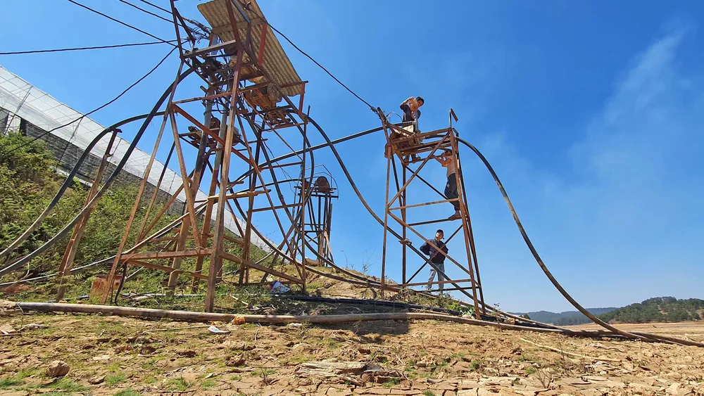 Xe máy thoải mái đi giữa lòng hồ Đan Kia – Suối Vàng  ảnh 6