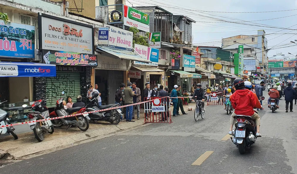 Sạt lở nền đất, di dời khẩn cấp 4 hộ dân giữa trung tâm Đà Lạt ảnh 1
