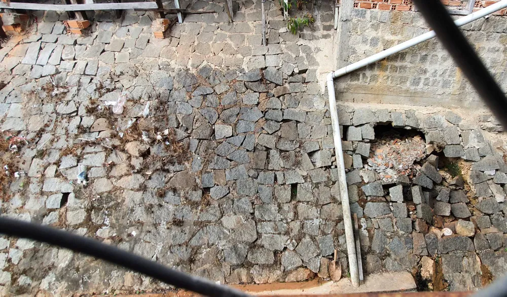 Sạt lở nền đất, di dời khẩn cấp 4 hộ dân giữa trung tâm Đà Lạt ảnh 3