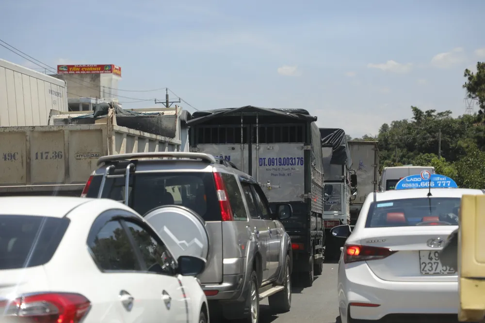 Xe container va chạm xe khách khiến Quốc lộ 20 ùn tắc kéo dài ảnh 2