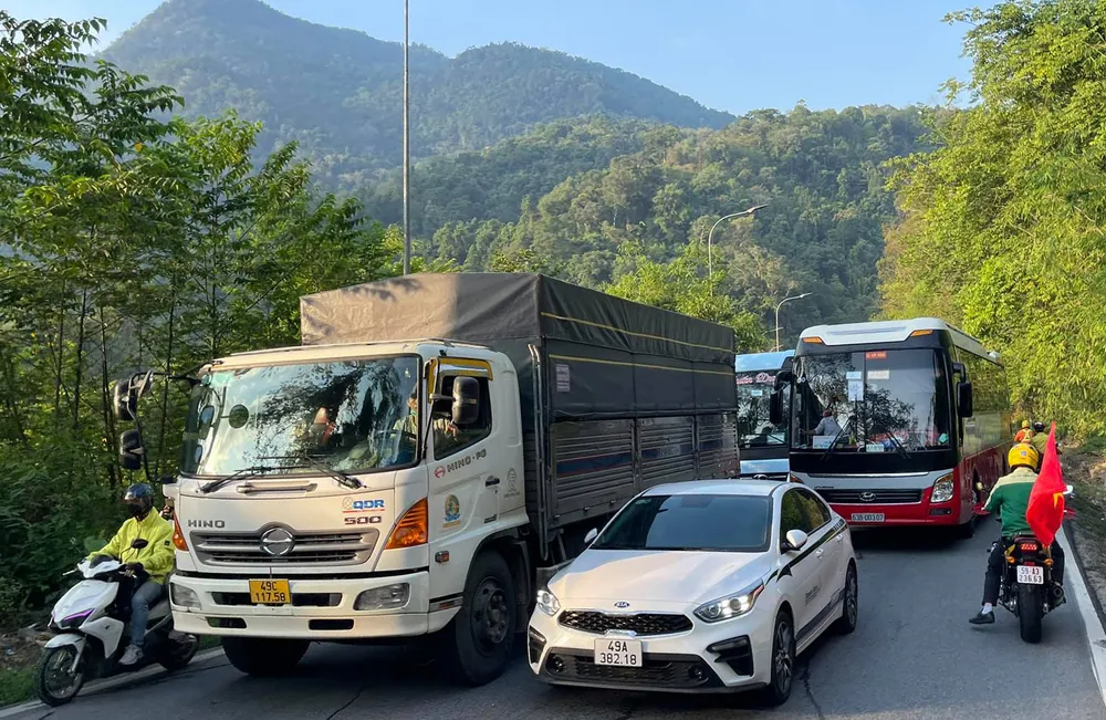 Đà Lạt tấp nập người, nhiều đoạn trên Quốc lộ 20 kẹt cứng ảnh 1