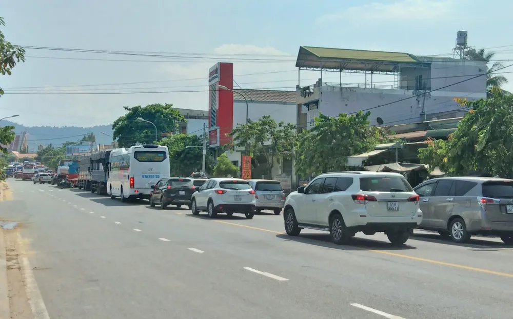 Đà Lạt tấp nập người, nhiều đoạn trên Quốc lộ 20 kẹt cứng ảnh 2