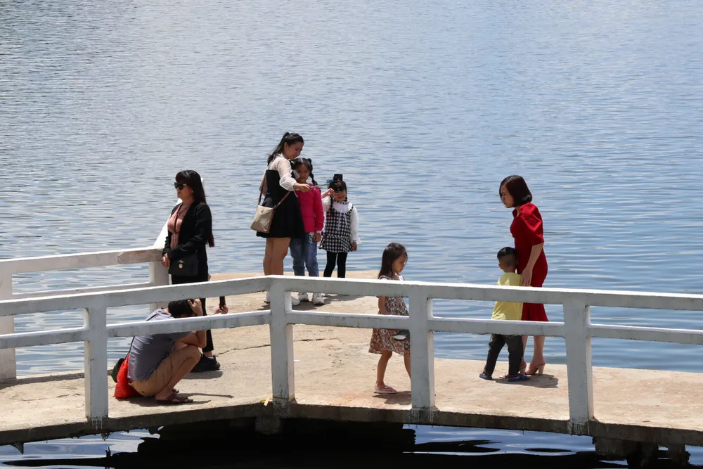 Đà Lạt nườm nượp khách, nhiều người không đeo khẩu trang khi ra đường ảnh 8