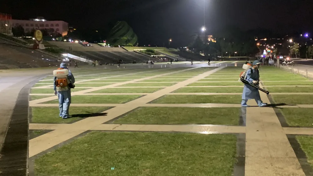 Ngành y tế Lâm Đồng phun khử khuẩn tại quảng trường Lâm Viên ngay trong đêm 28-5 (địa điểm liên quan BN 6.437 tại Đà Lạt)