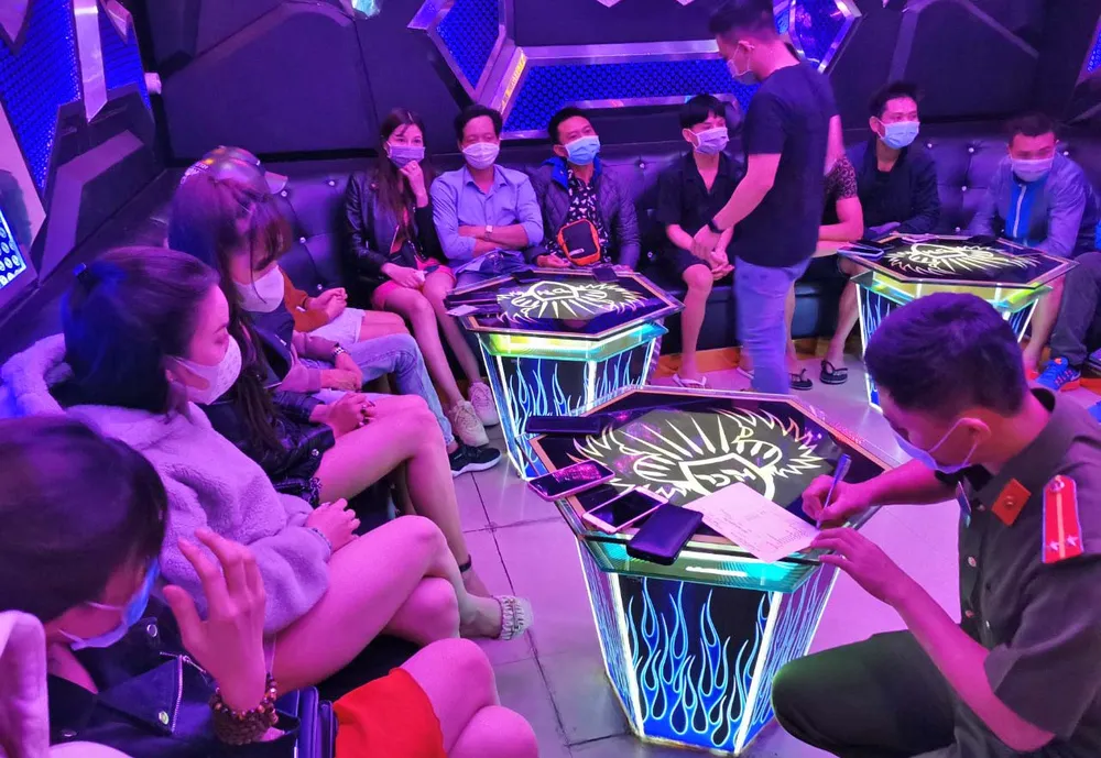 Phạt tiền, thu hồi giấy phép 2 quán karaoke phục vụ hơn 40 khách giữa mùa dịch   ảnh 1
