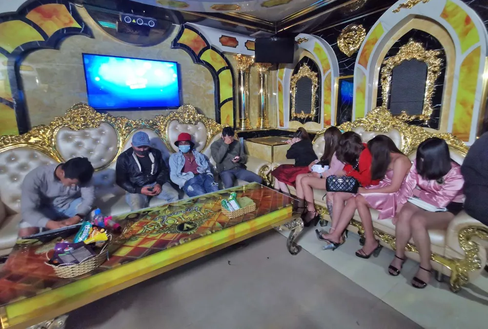 Hàng chục thanh niên “cố thủ” trong 2 quán karaoke khi bị bắt quả tang tụ tập giữa mùa dịch ảnh 3