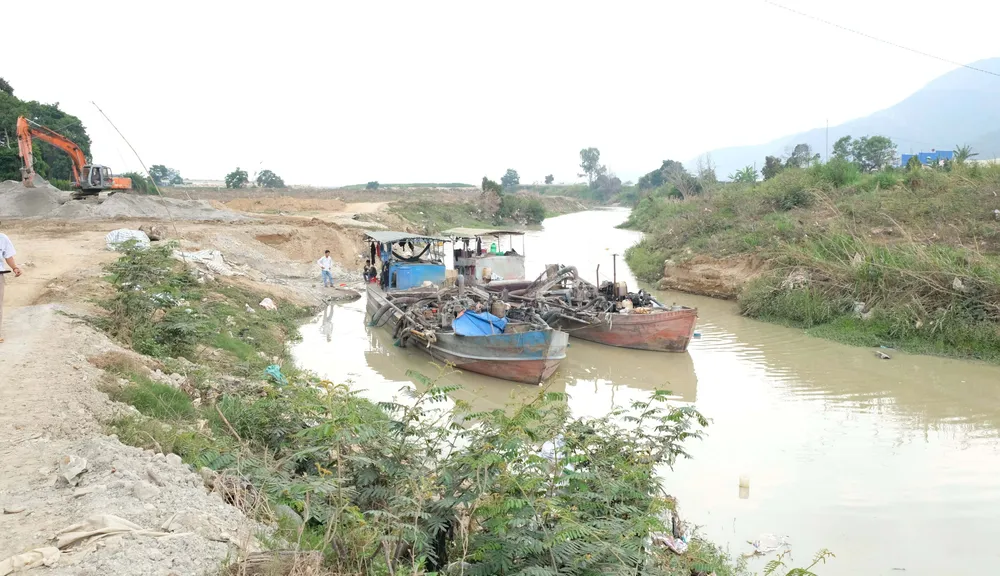 Đình chỉ công ty khai thác cát đắp đập, ngăn sông gây ô nhiễm trên sông Đa Nhim ảnh 1