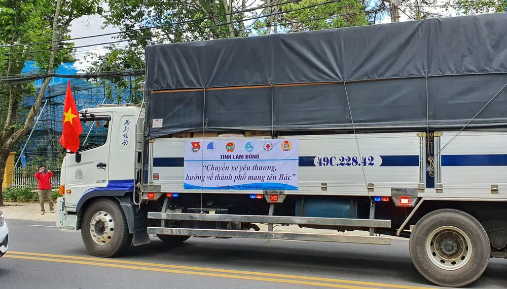 Lâm Đồng gửi rau, củ, quả, nhu yếu phẩm tiếp sức TPHCM chống dịch ảnh 3