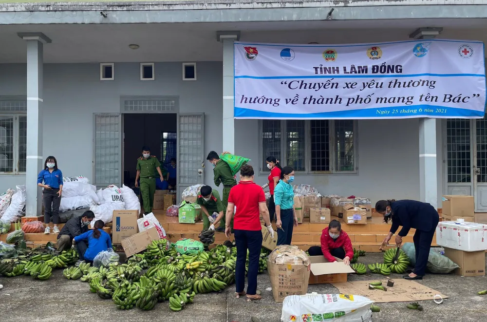 Lâm Đồng tiếp tục gửi nhiều “chuyến xe yêu thương” tiếp sức TPHCM phòng chống dịch Covid-19 ảnh 3