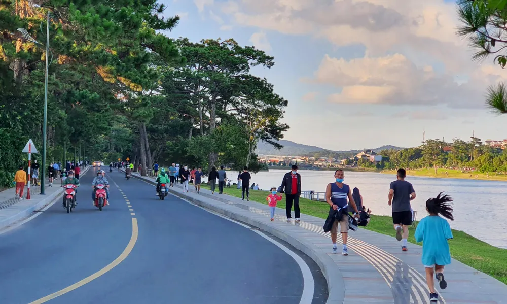  Lâm Đồng: Dừng thể dục nơi công cộng và các dịch vụ không thiết yếu  ảnh 1