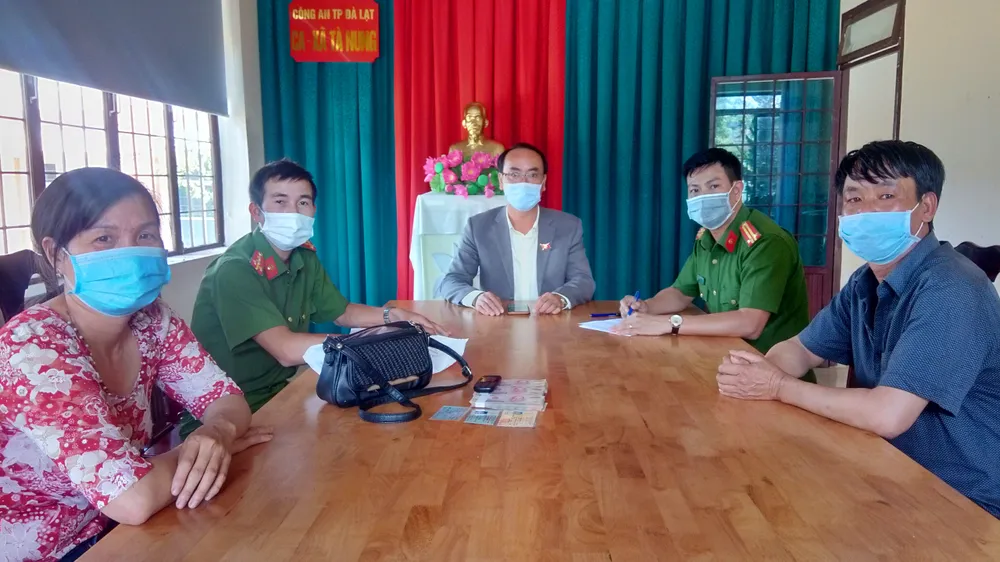 Khen thưởng người đàn ông nhặt được 60 triệu đồng tìm trả người đánh rơi ảnh 1