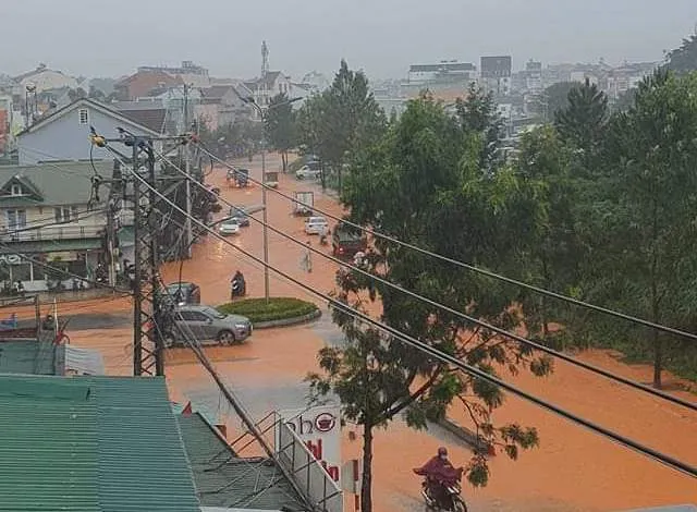 Sạt lở nghiêm trọng ở tuyến đường cửa ngõ Đà Lạt ảnh 4