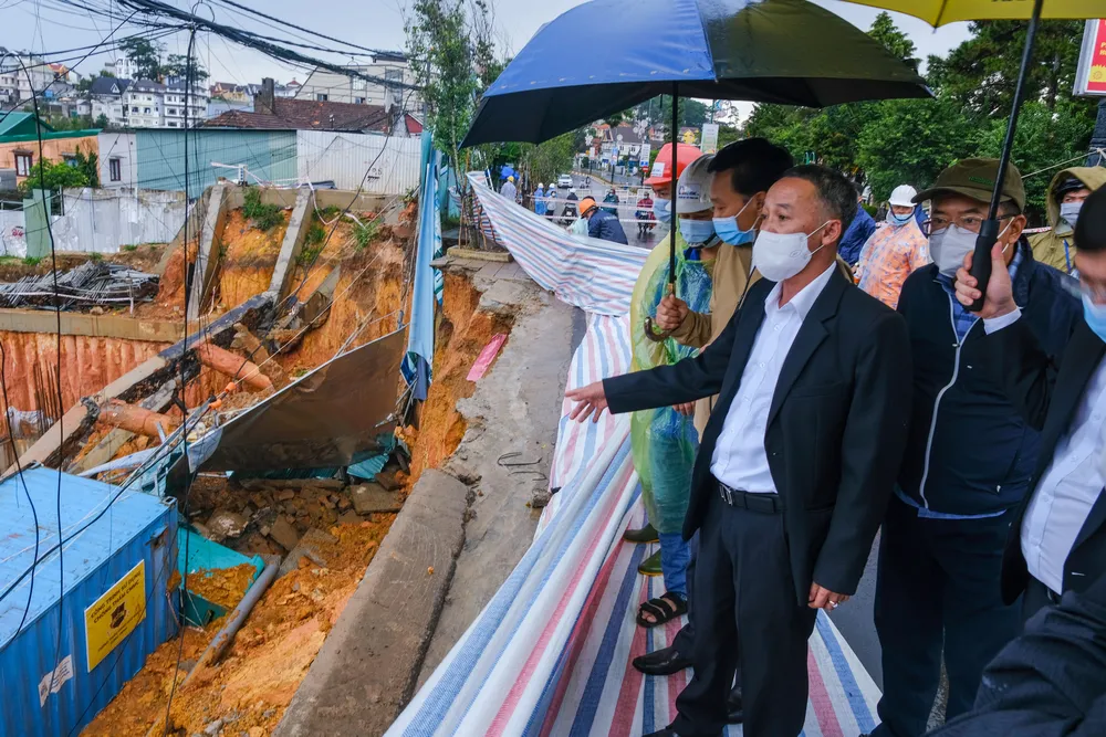 Sạt lở nghiêm trọng ở tuyến đường cửa ngõ Đà Lạt ảnh 2