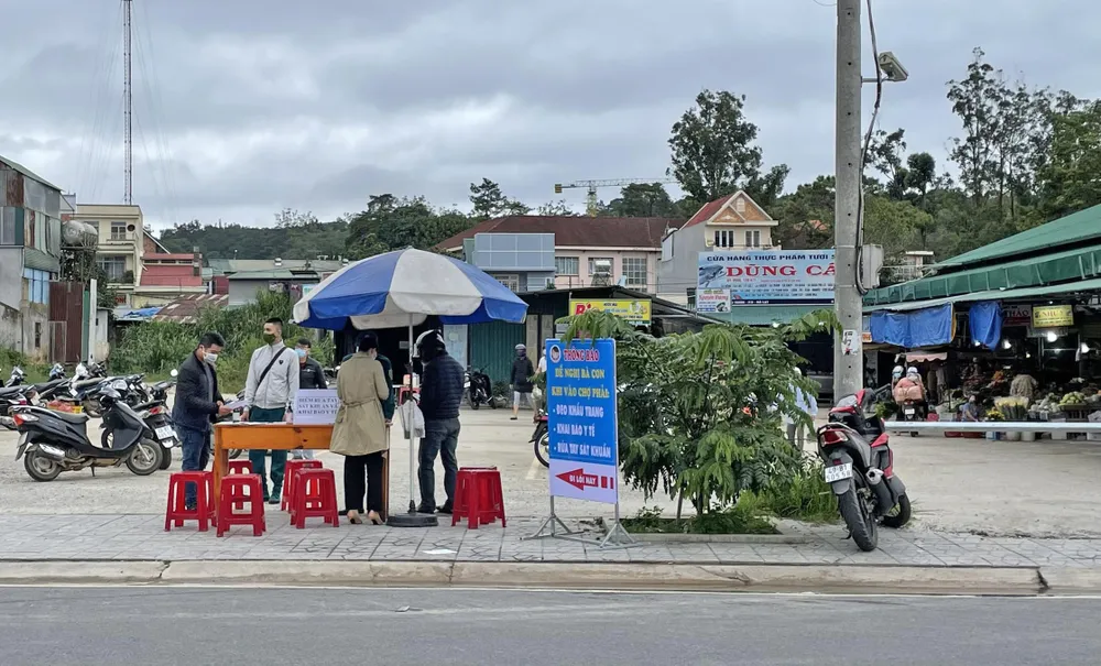 Người dân Đà Lạt “lo” mua đồ dự trữ ảnh 1