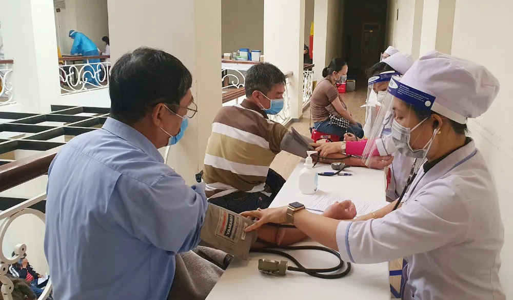 Lâm Đồng bắt đầu tiêm vaccine phòng Covid-19 cho lái xe, phụ xe tải ảnh 1