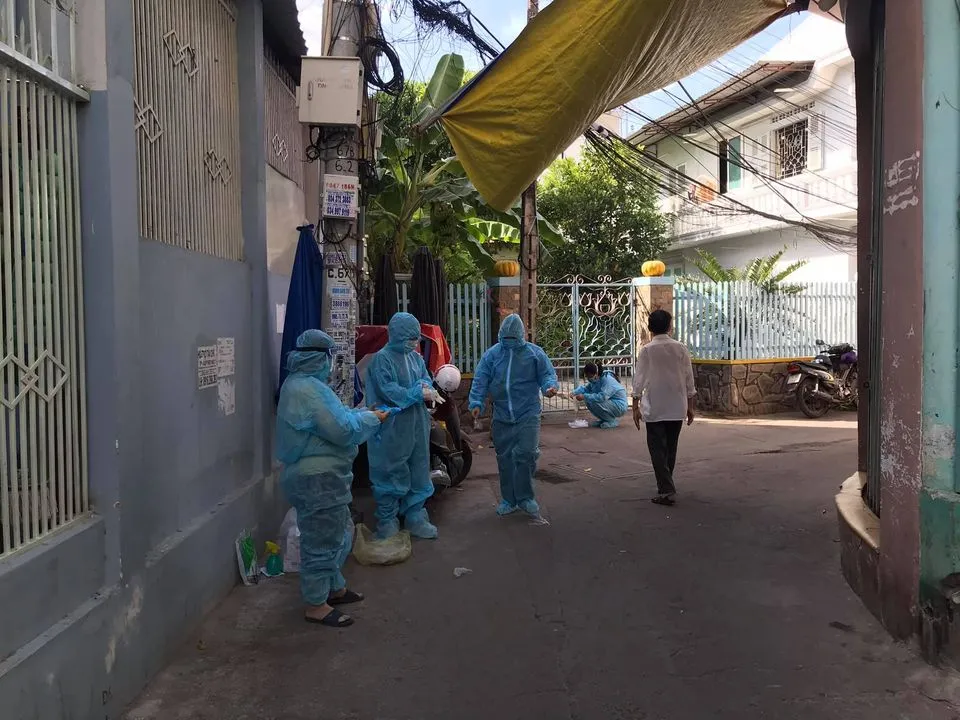 Nha Trang lấy mẫu tầm soát tại 16 xã, phường có nguy cơ rất cao ảnh 1