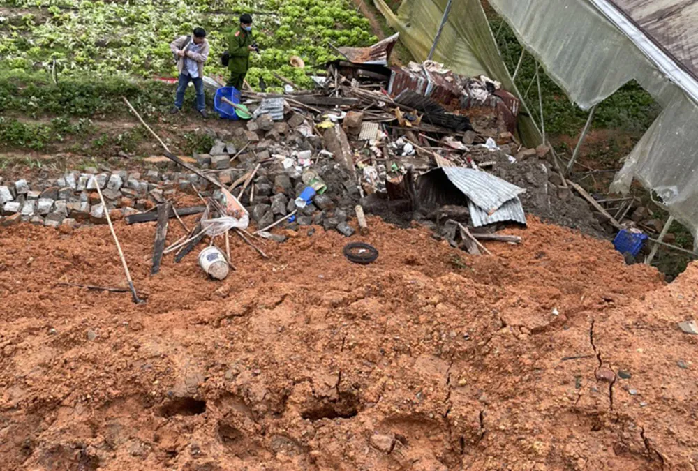 Đà Lạt: Trú mưa trong chòi, 4 người bị đất vùi lấp  ảnh 1