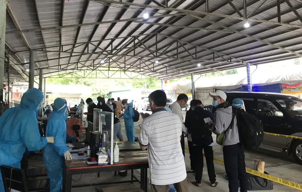 Xe cộ từ các tỉnh phía Nam ùn ùn đổ về Lâm Đồng ảnh 1