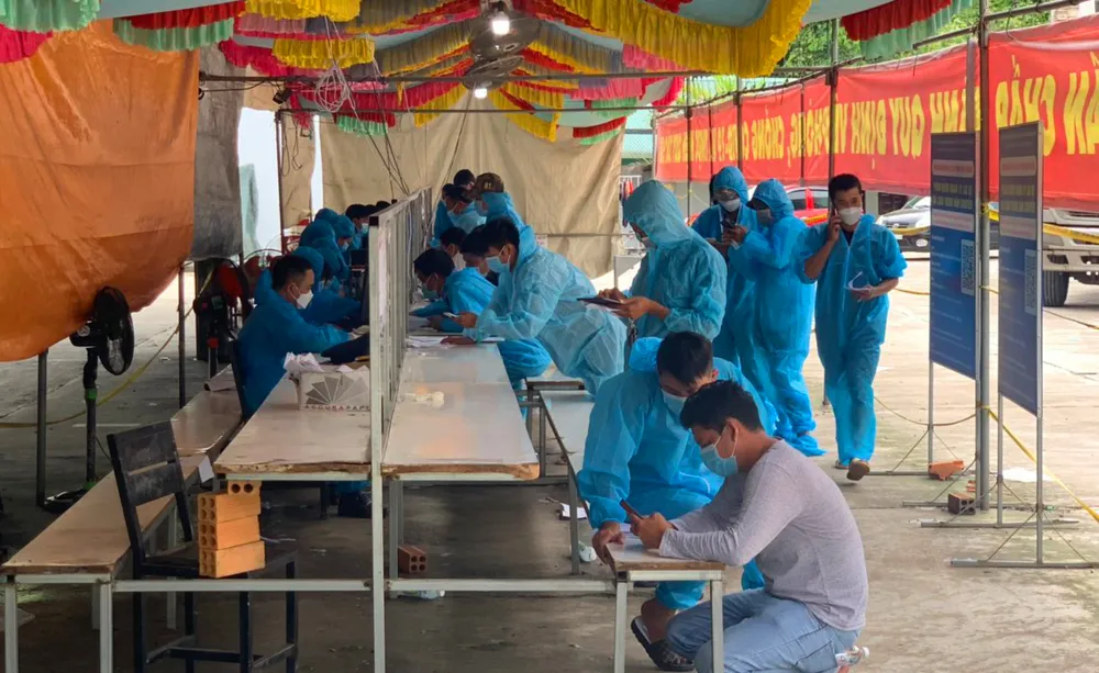 Xe cộ từ các tỉnh phía Nam ùn ùn đổ về Lâm Đồng ảnh 4