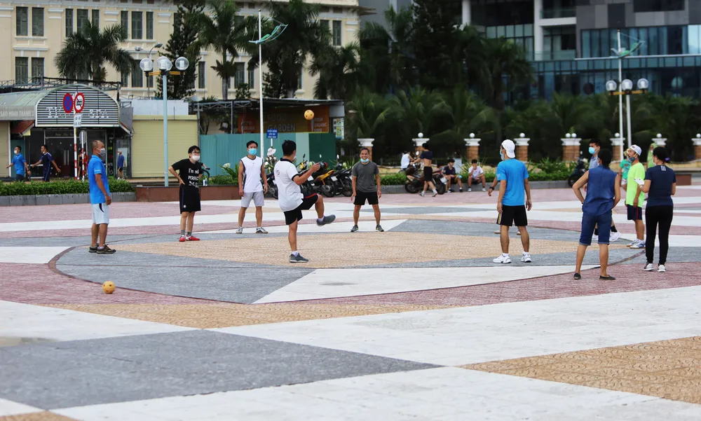  Người dân Nha Trang tắm biển trở lại ảnh 10