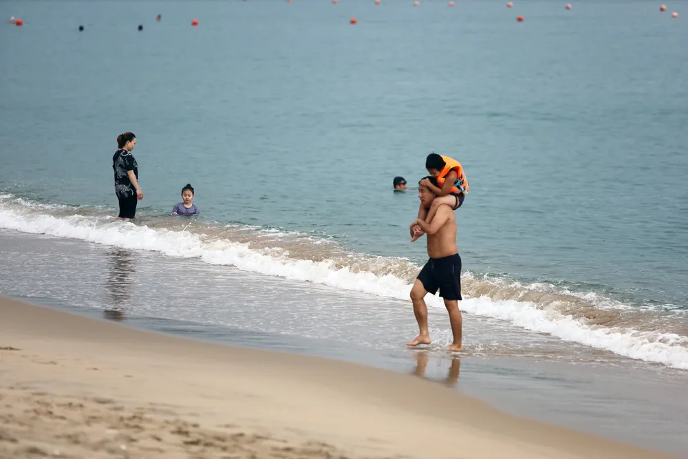  Người dân Nha Trang tắm biển trở lại ảnh 4