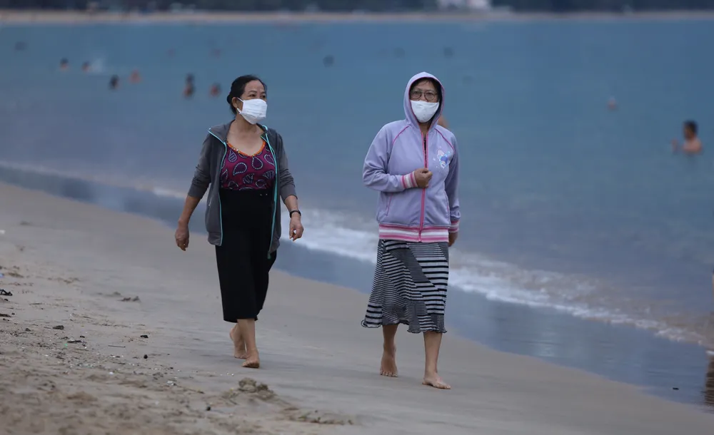  Người dân Nha Trang tắm biển trở lại ảnh 6