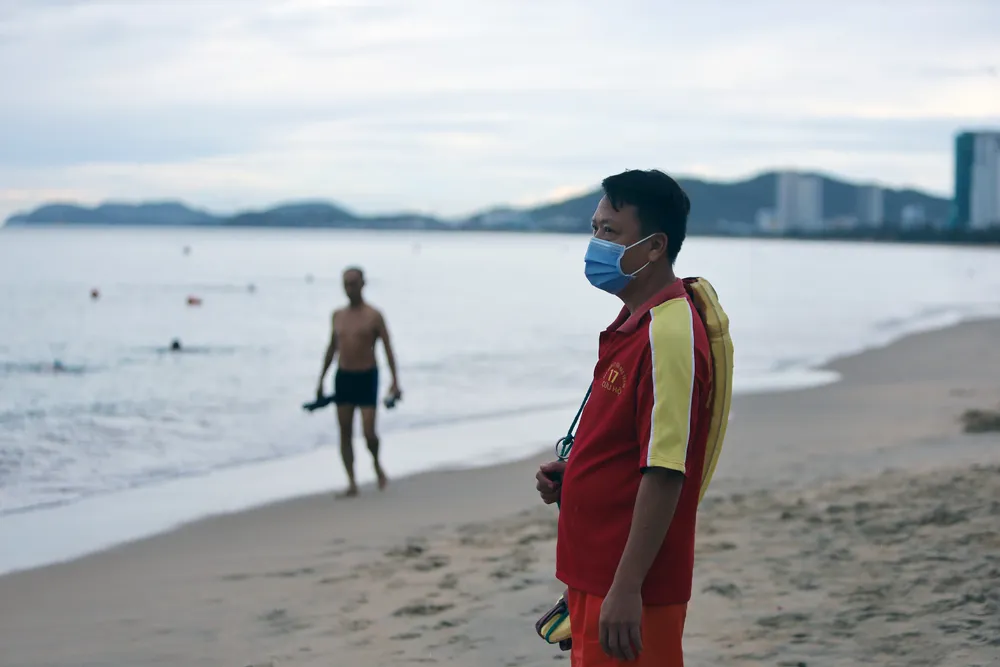  Người dân Nha Trang tắm biển trở lại ảnh 8