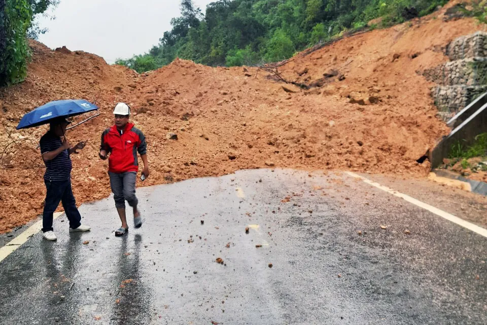 Đèo Khánh Lê bị sạt lở, giao thông Nha Trang – Đà Lạt bị chia cắt ảnh 1