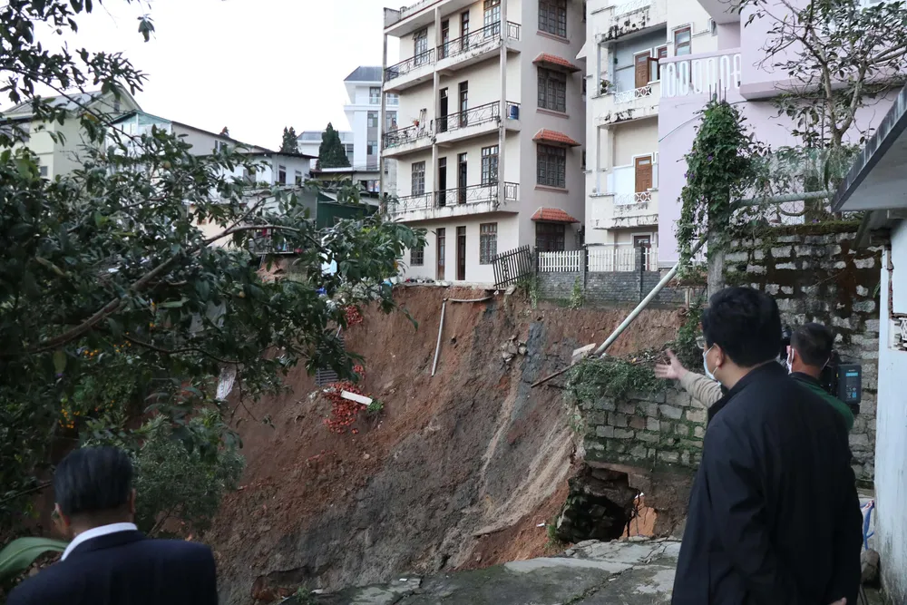 Đà Lạt di dời khẩn cấp nhiều người dân và du khách vì sạt lở đất ảnh 2