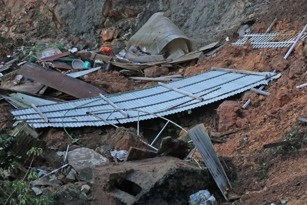 Đà Lạt di dời khẩn cấp nhiều người dân và du khách vì sạt lở đất ảnh 1