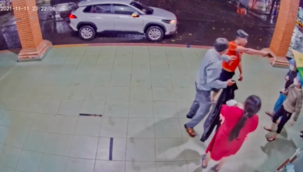 Đình chỉ công tác công an chĩa súng vào nhân viên y tế vì bị nhắc đeo khẩu trang ảnh 1