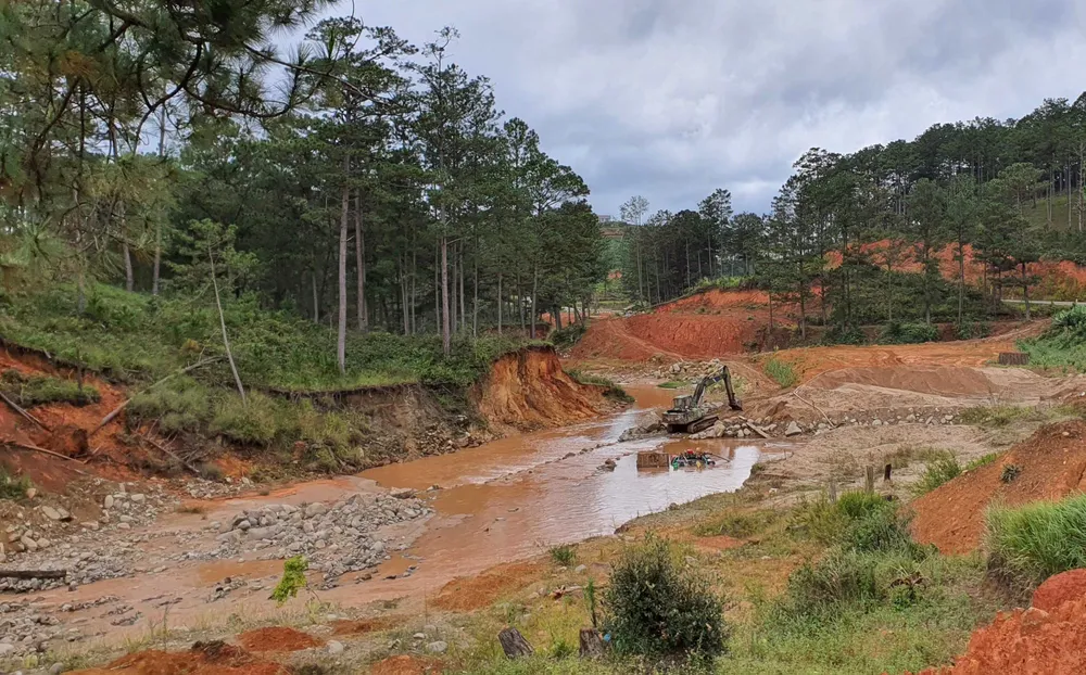 Lâm Đồng: Khai thác cát gây sạt lở núi, biến dạng dòng suối ảnh 4