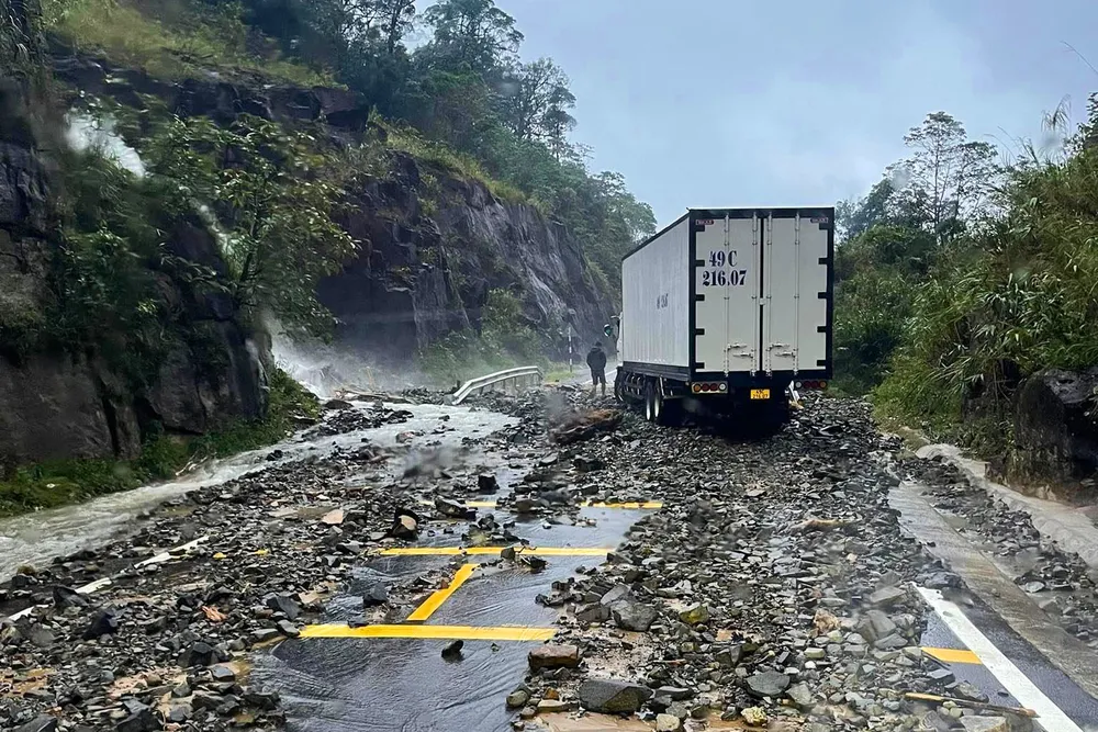 Đèo Khánh Lê nối Đà Lạt – Nha Trang tiếp tục bị sạt lở, nhiều xe buộc quay đầu ảnh 1
