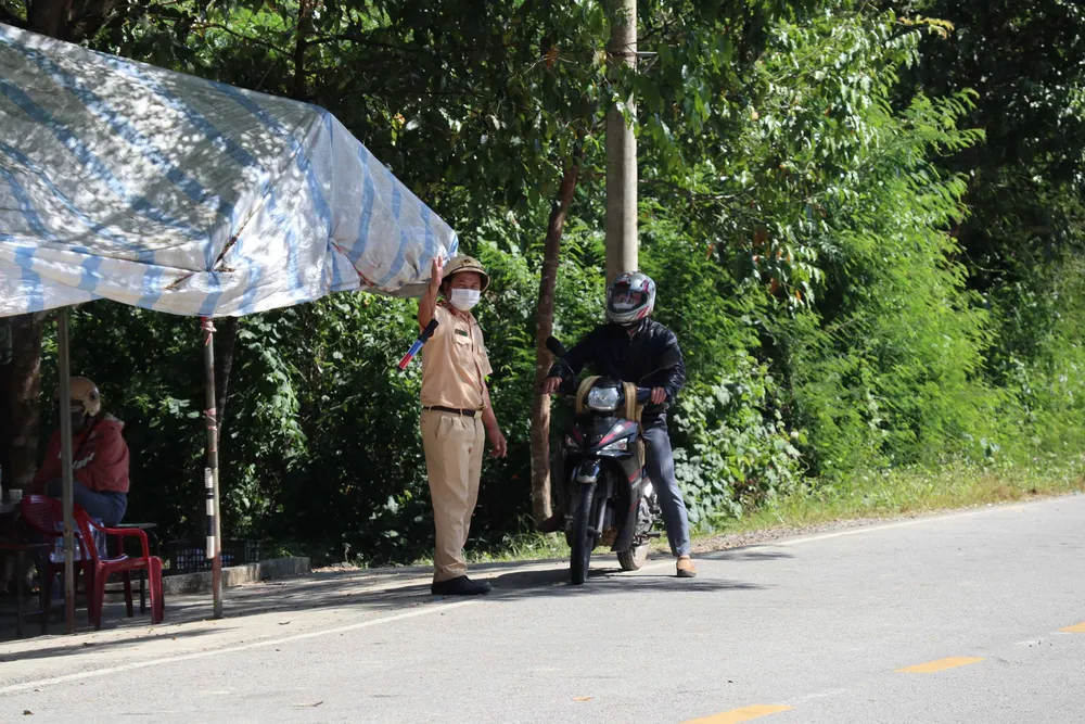 Chấn chỉnh ngay hoạt động tại chốt kiểm soát dịch Covid-19 huyện Cát Tiên, Lâm Đồng ảnh 5