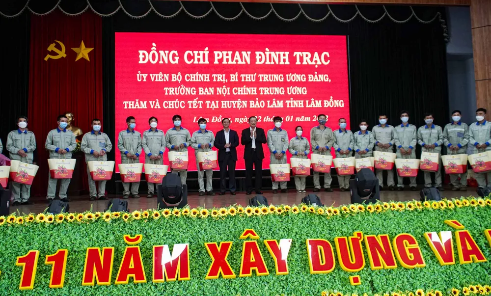 Trưởng Ban Nội chính Trung ương thăm, tặng quà tết tại Lâm Đồng ảnh 2