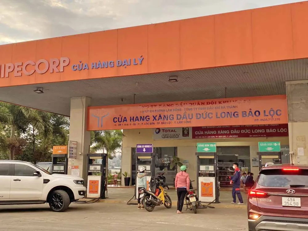 Bán xăng “nhỏ giọt” trước giờ tăng giá, một cây xăng bị phạt 15 triệu đồng ảnh 1
