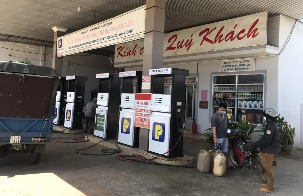 Phạt 3 cây xăng 110 triệu đồng do tự ý ngừng bán, phấn phối xăng ngoài hệ thống ảnh 1
