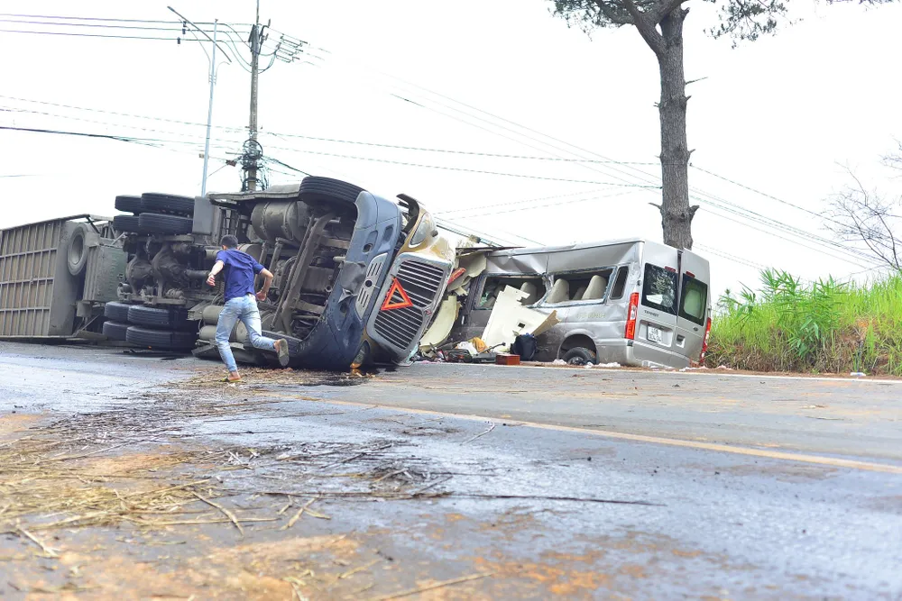  Xe container tông xe khách trên đèo Mimosa khiến nhiều người bị thương ảnh 1