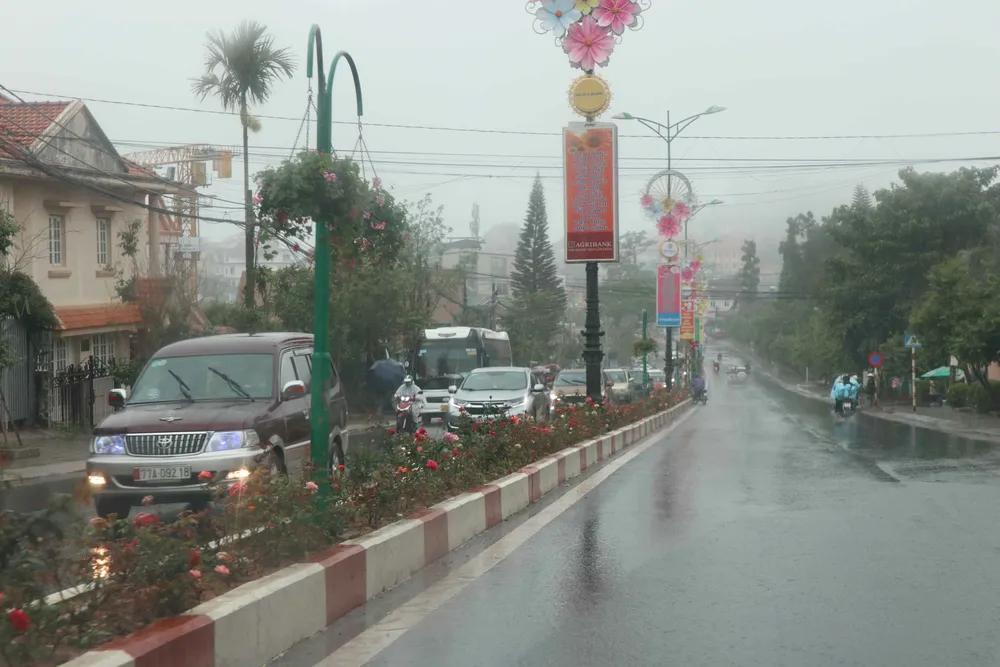 Du khách đổ về Nha Trang, đội mưa đi chơi ở Đà Lạt trong ngày đầu nghỉ lễ ảnh 11