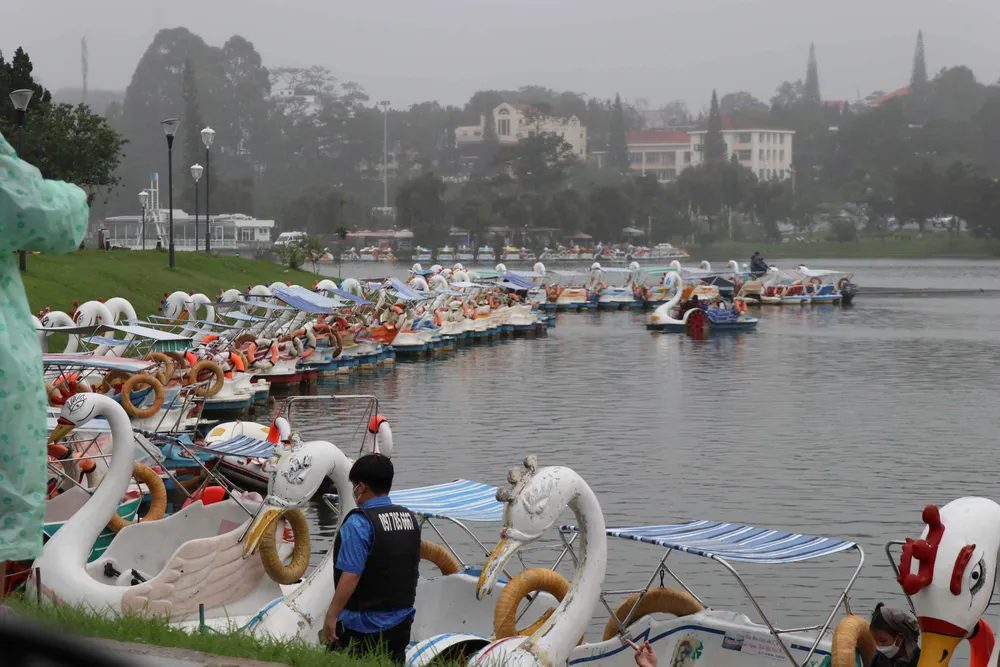 Du khách đổ về Nha Trang, đội mưa đi chơi ở Đà Lạt trong ngày đầu nghỉ lễ ảnh 7