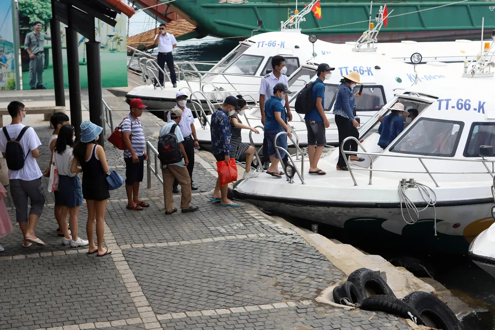 Du khách đổ về Nha Trang, đội mưa đi chơi ở Đà Lạt trong ngày đầu nghỉ lễ ảnh 3