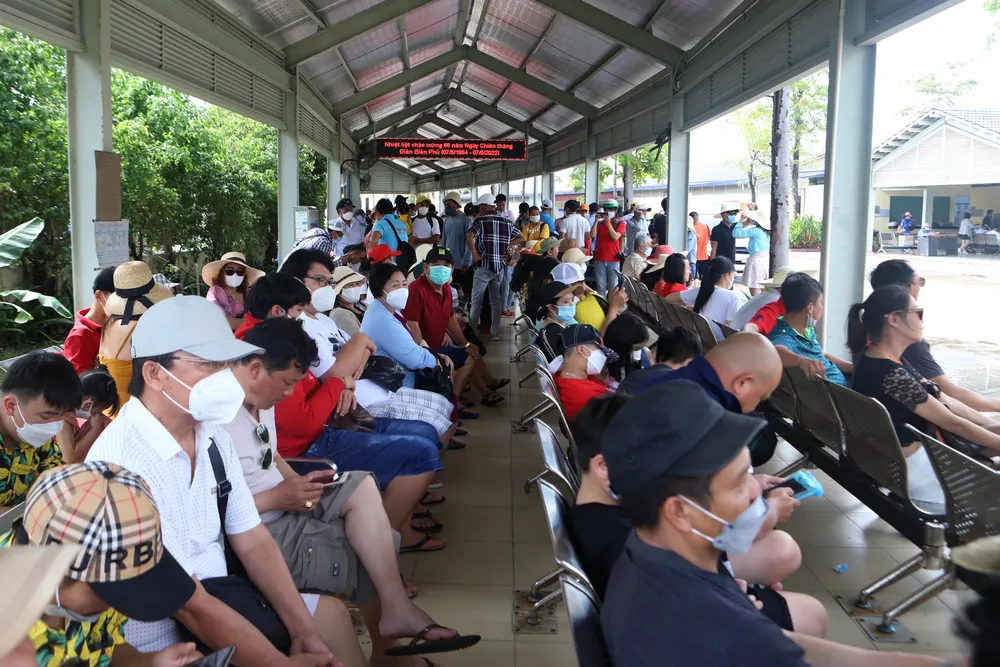 Du khách đổ về Nha Trang, đội mưa đi chơi ở Đà Lạt trong ngày đầu nghỉ lễ ảnh 1