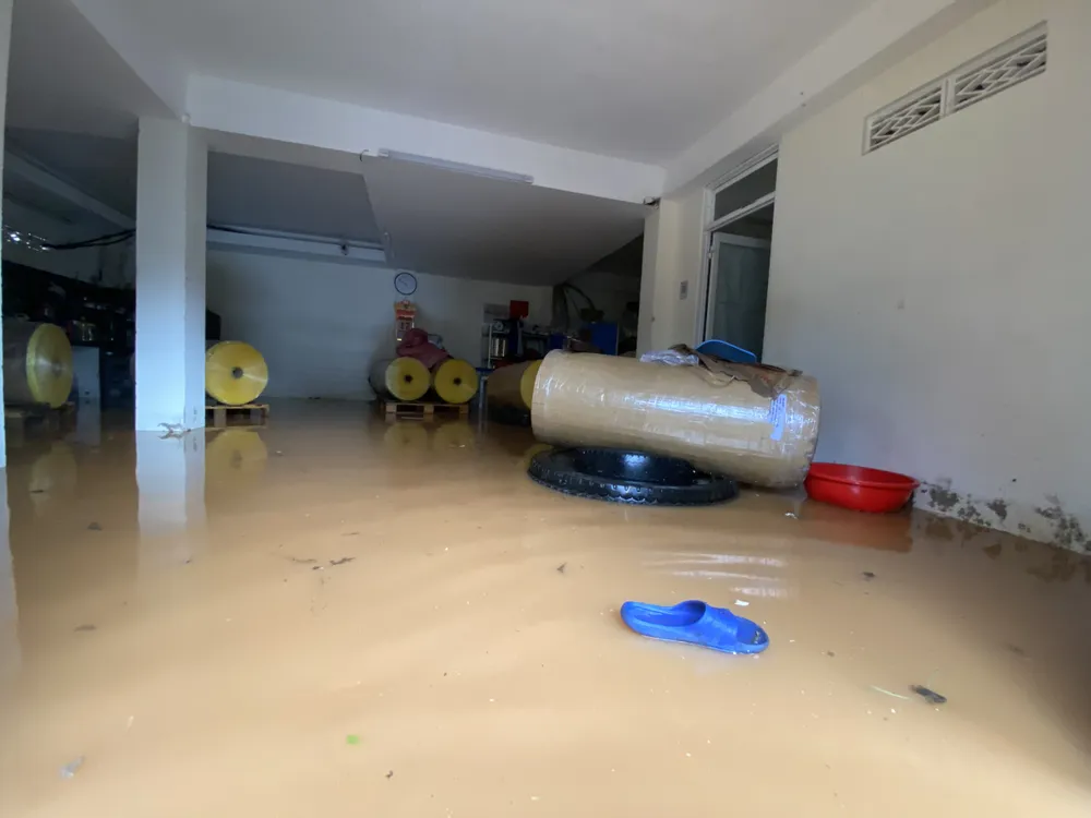 Nhiều nhà dân ở Đà Lạt bị ngập sau trận mưa lớn ảnh 1