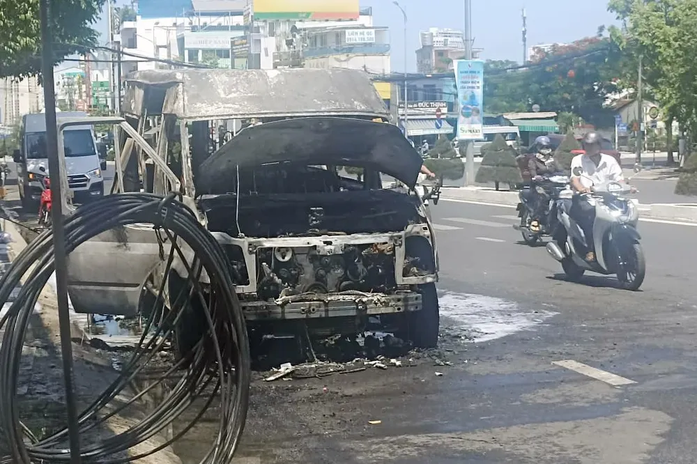 Lửa bao trùm xe 16 chỗ khi đỗ ở Nha Trang ảnh 2