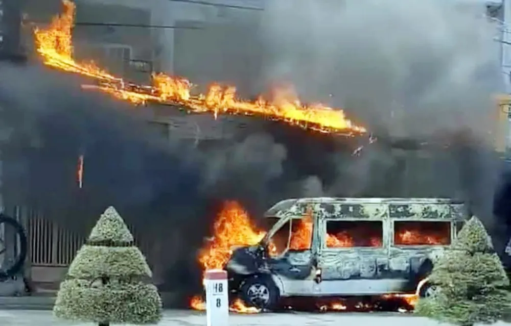 Lửa bao trùm xe 16 chỗ khi đỗ ở Nha Trang ảnh 1