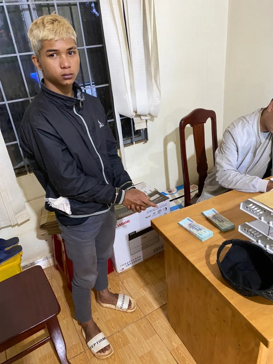 Xe quên kéo kính, nữ chủ nhân mất trộm túi xách có 120 triệu đồng ảnh 1