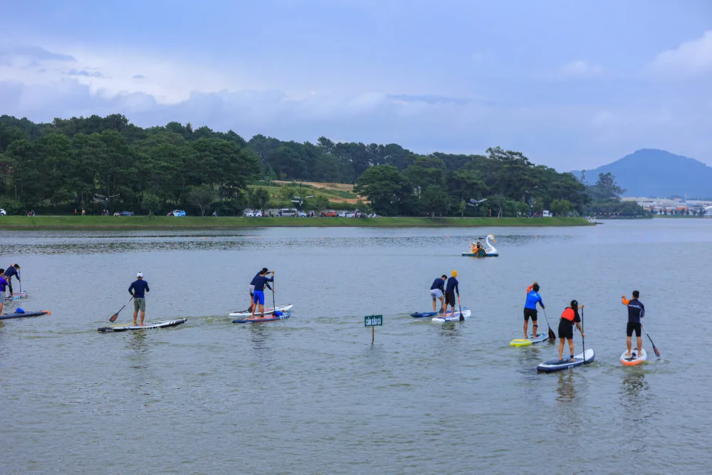 Đà Lạt: Lần đầu tổ chức giải đua ván chèo đứng trên hồ Xuân Hương ảnh 7