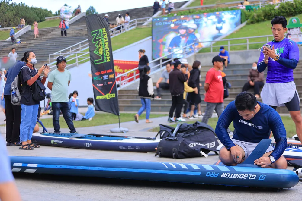 Đà Lạt: Lần đầu tổ chức giải đua ván chèo đứng trên hồ Xuân Hương ảnh 2