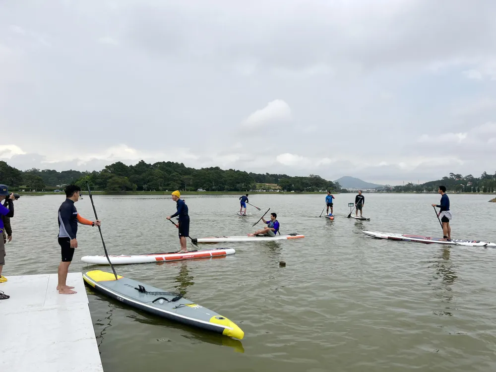 Đà Lạt: Lần đầu tổ chức giải đua ván chèo đứng trên hồ Xuân Hương ảnh 1