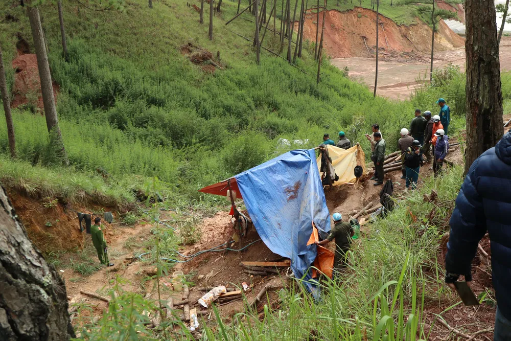 “Thiếc tặc” vô tư khai thác trong rừng phòng hộ tại Lâm Đồng ảnh 2